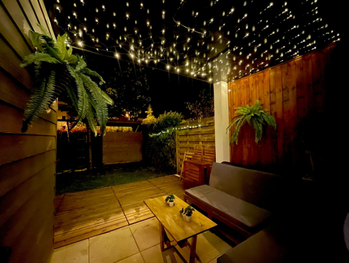 Extérieur de l'appartement King Room à louer sur Airbnb. Il montre le jardin de nuit dans une ambiance Cozy.