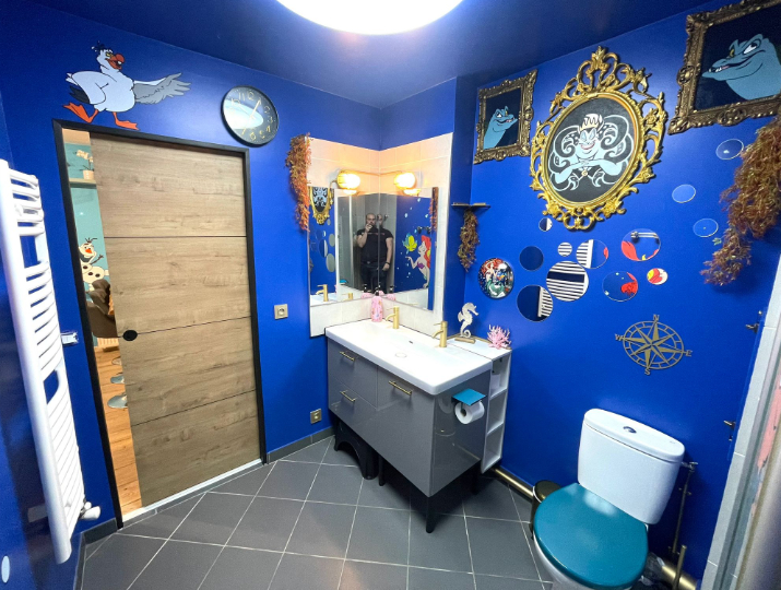 Photo de la salle de bain de la King Room. Cette salle de bain est décorée sur le thèmes de la petite sirène.