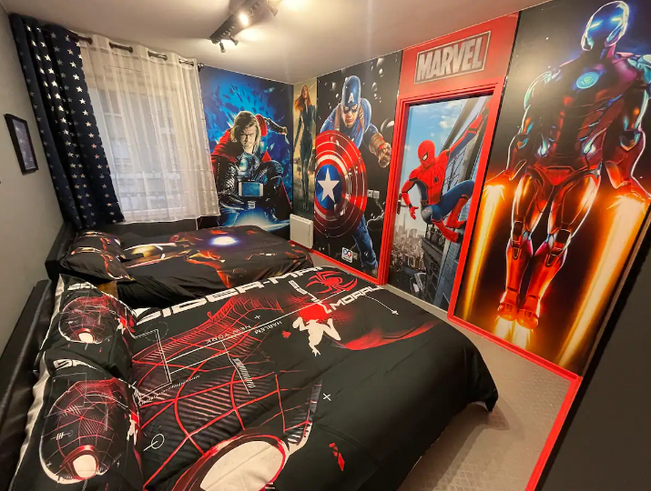 Chambre de la Marvel Room. Cette chambre est décoré par de nombreux stickers représentant les célèbres personnages de la franchise Marvel tel que Iron Man, captain America, spider Man ou bien encore Thor, de quoi donner des étoiles dans yeux des petits comme des grands.