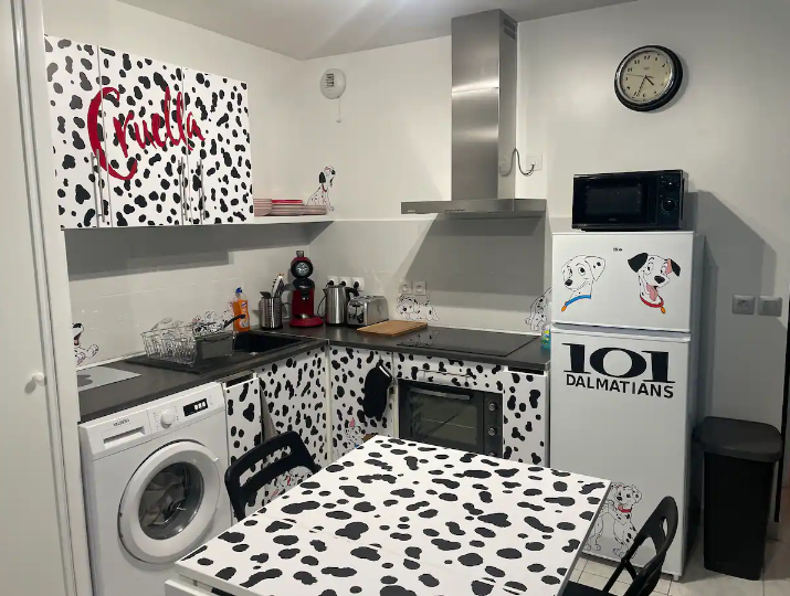 Cuisine de la Marvel Room. Elle est couverte de stickers reprenant les taches des 101 Dalmatiens.