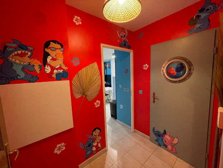 Couloir de la Marvel Room. Elle est décorée avec des personnages du film Disney Lilo et Stitch. La décoration a été pensé pour émerveiller les enfants tout comme les adultes fan de la franchise Disney.